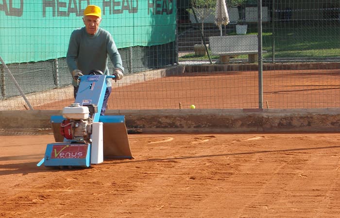 Resurfaçage des courts tennis en terre rouge